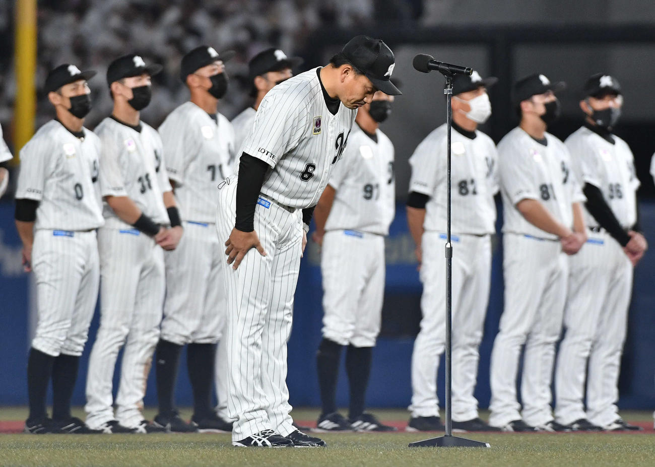 ロッテ対ソフトバンク　ホーム最終戦セレモニーで、退任を発表した井口監督（撮影・岩下翔太）