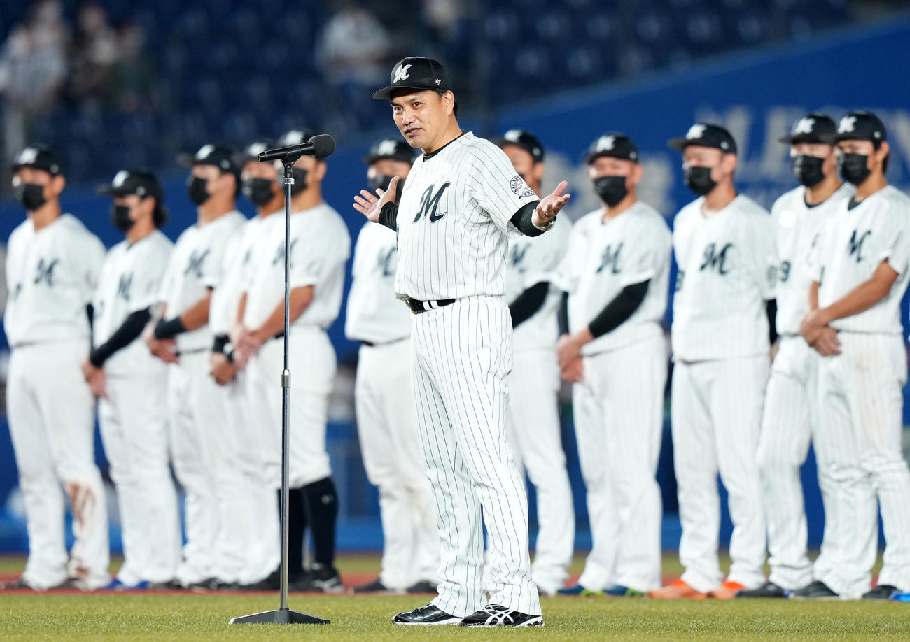 ロッテ対ソフトバンク　シーズン最終戦セレモニーで退任を発表するロッテ井口監督（撮影・横山健太）