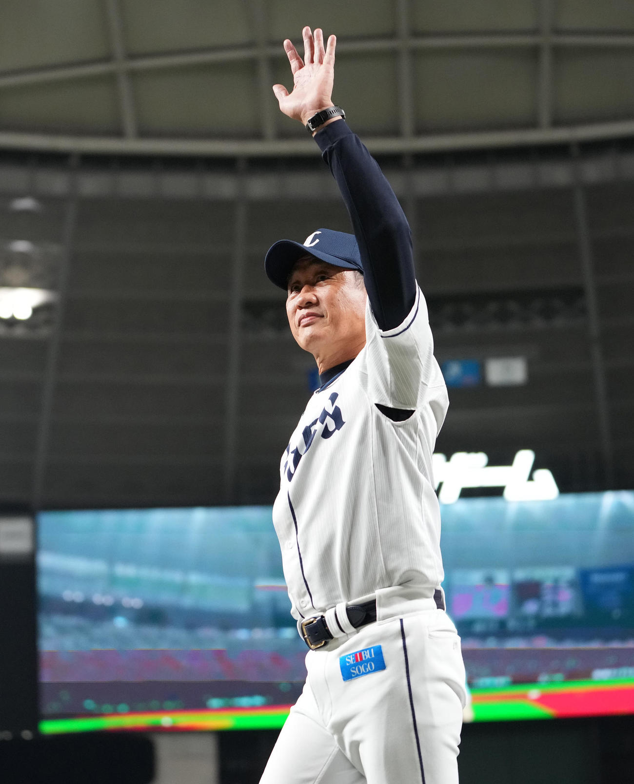 西武対日本ハム　今季最終戦を終え、ファンの声援に応える西武辻監督（撮影・鈴木みどり）