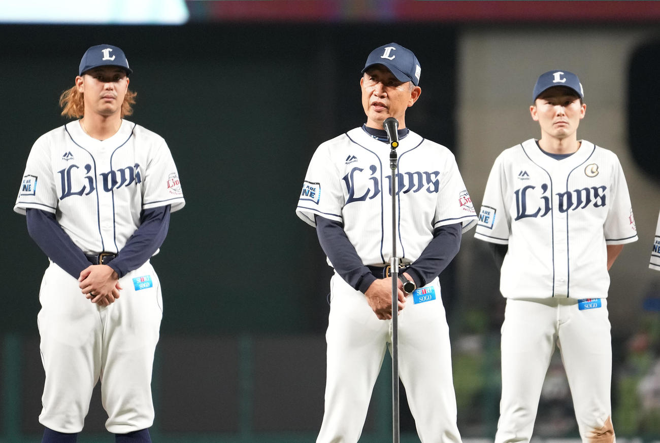 西武対日本ハム　今季最終戦を終え、ファンにあいさつする西武辻監督（中央）（撮影・鈴木みどり）