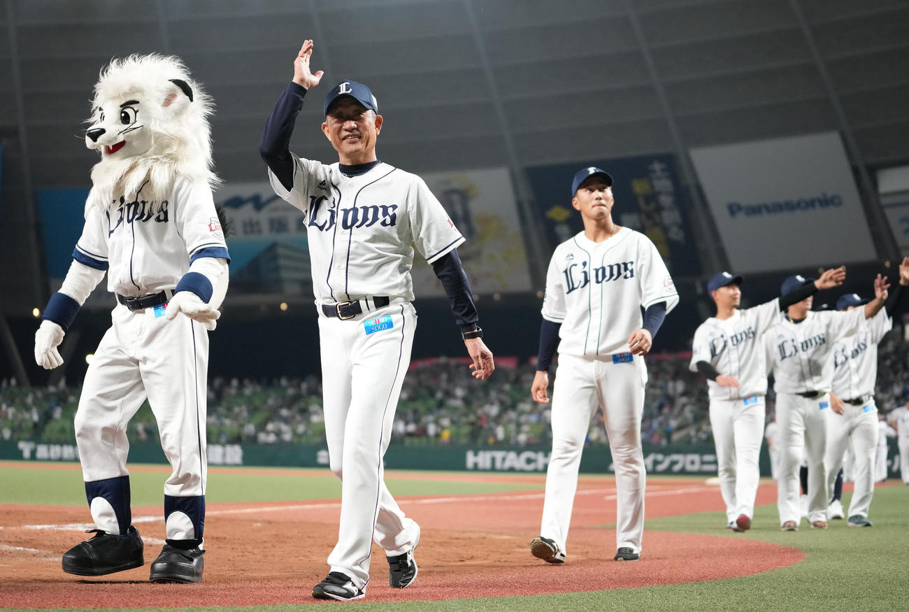 西武対日本ハム　今季最終戦を終え、ファンの声援に応える西武辻監督（左）（撮影・鈴木みどり）