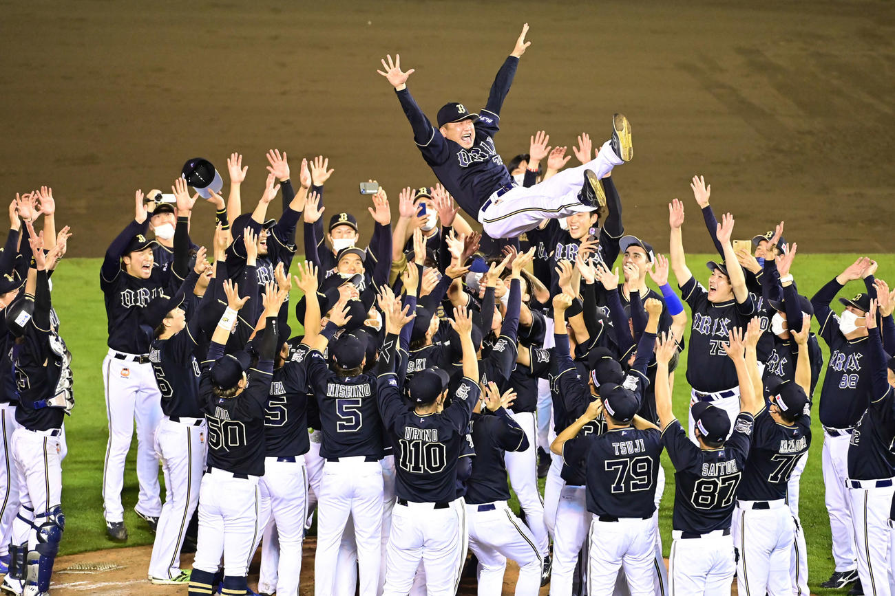 楽天対オリックス　2年連続のパ・リーグ優勝を決めナインに胴上げされるオリックス中嶋監督（撮影・小沢裕）
