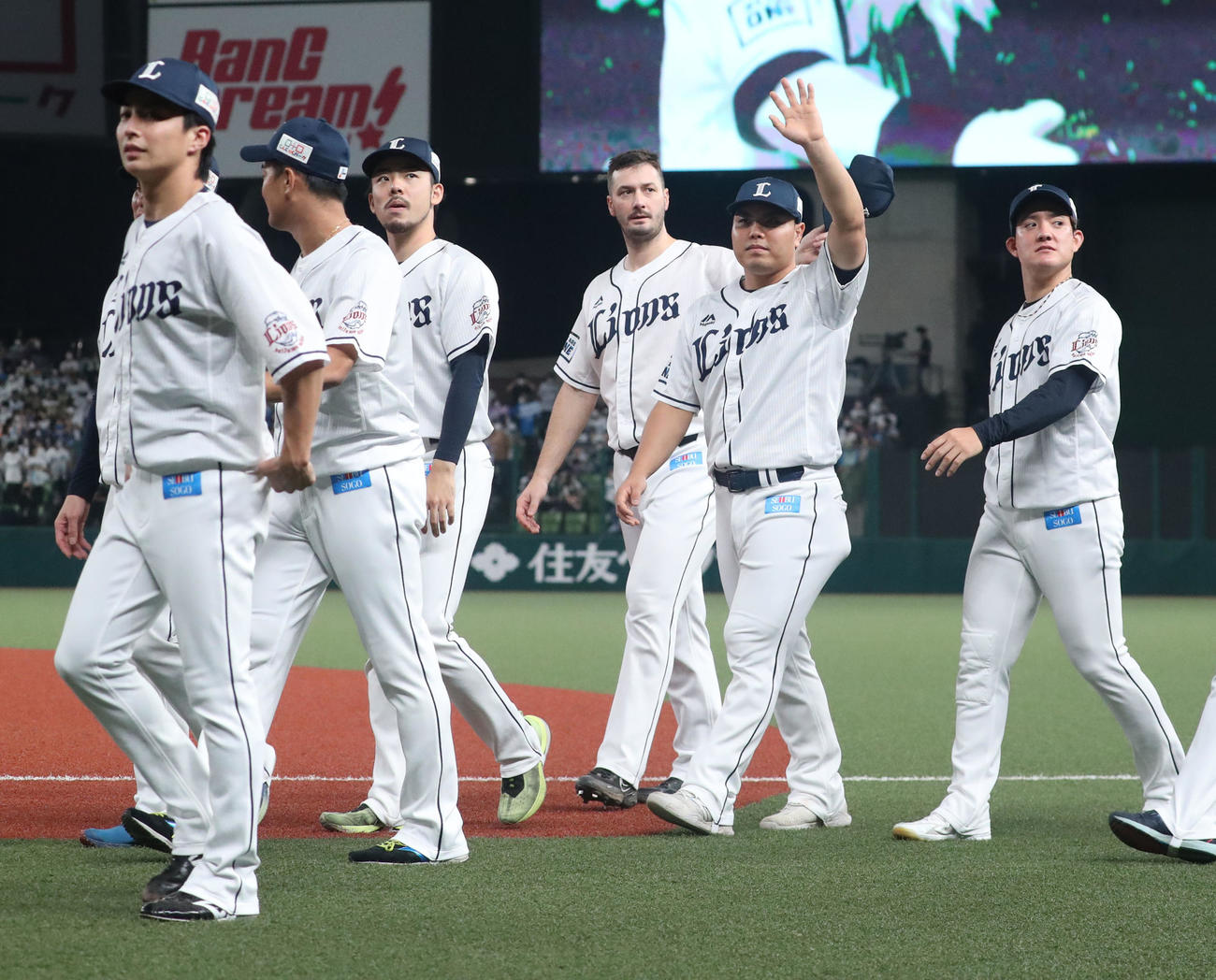 西武対日本ハム　最終戦セレモニーを終え引き揚げる平良（中央右）らナイン（撮影・佐藤翔太）