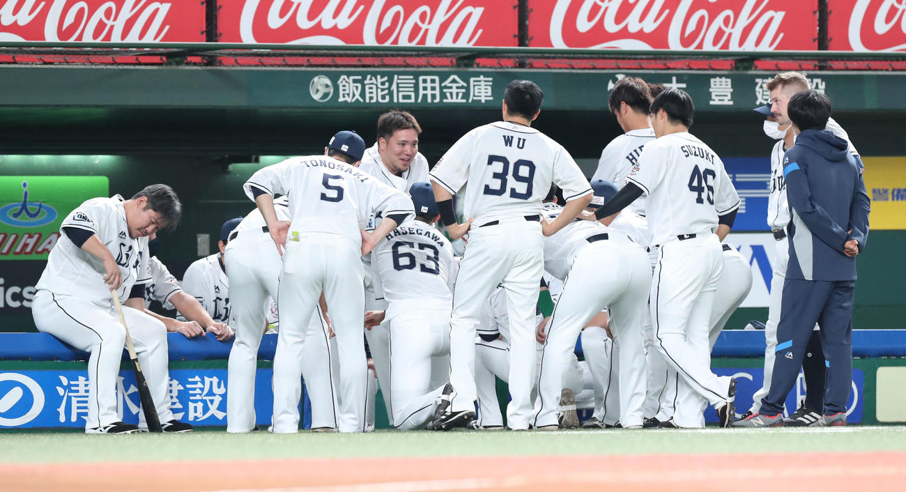 西武対日本ハム　試合前、円陣で声出しをする山川（中央後方）（撮影・佐藤翔太）