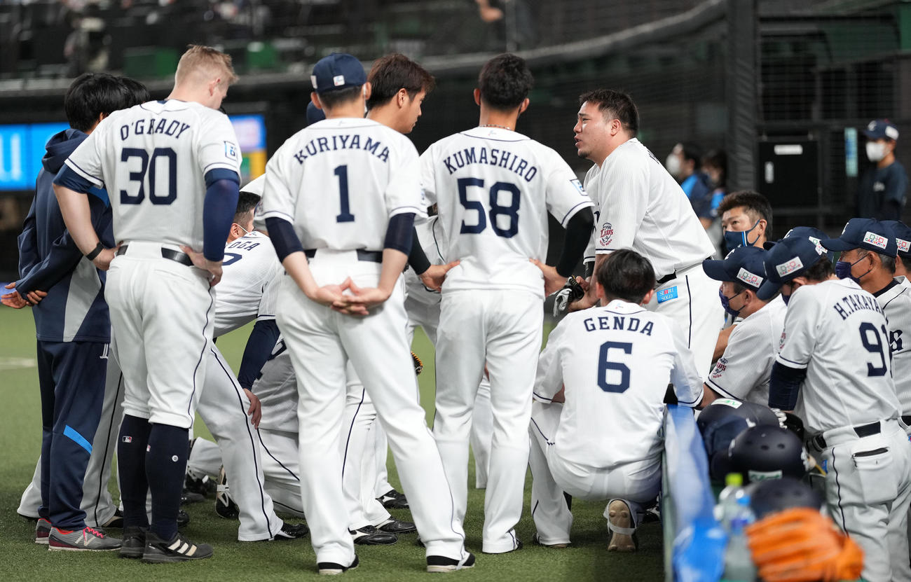 西武対日本ハム　試合前、円陣で声出しする西武山川（撮影・鈴木みどり）