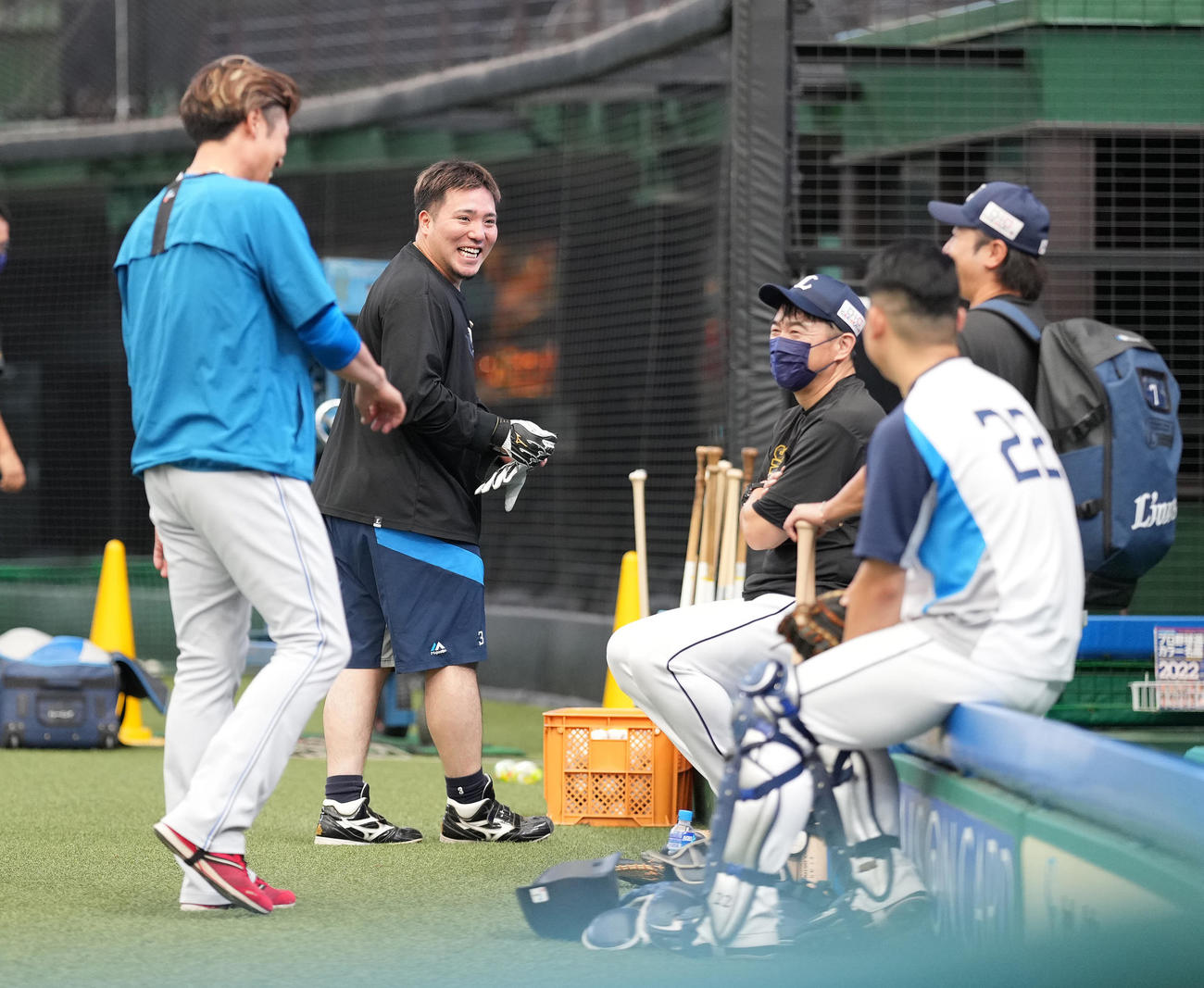 西武対日本ハム　試合前練習で日本ハム木村（左）と談笑する西武山川（撮影・鈴木みどり）