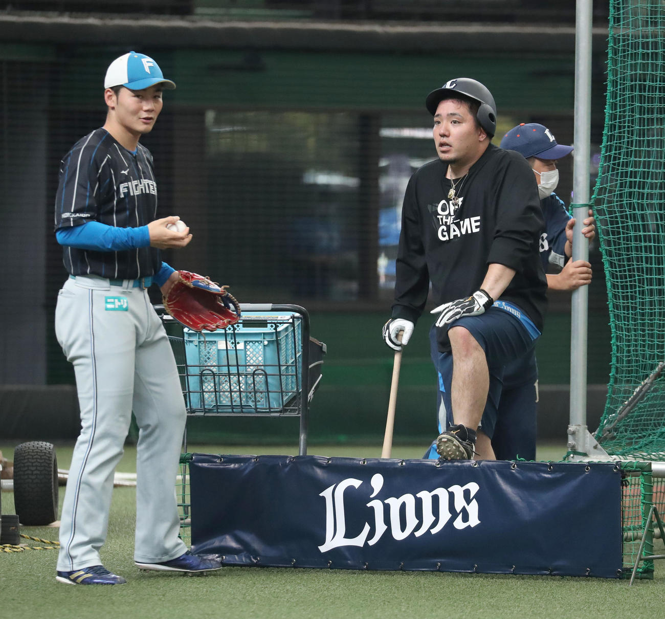 西武対日本ハム　試合前、会話する清宮（左）と山川（撮影・佐藤翔太）