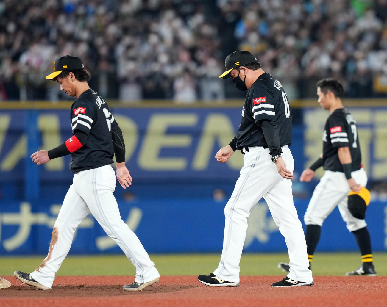 ロッテ対ソフトバンク　ロッテに敗れ肩を落とす、左からソフトバンク今宮、藤本監督（撮影・横山健太）