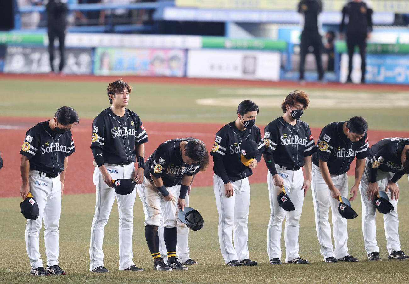 ロッテ対ソフトバンク　優勝を逃したソフトバンクナインはスタンドのファンにあいさつ（撮影・梅根麻紀）