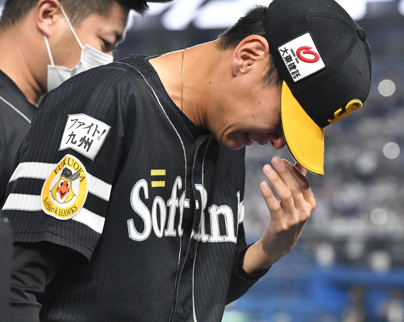 ロッテ対ソフトバンク　逆転負けでリーグ優勝を逃し、泣き崩れる泉（撮影・岩下翔太）