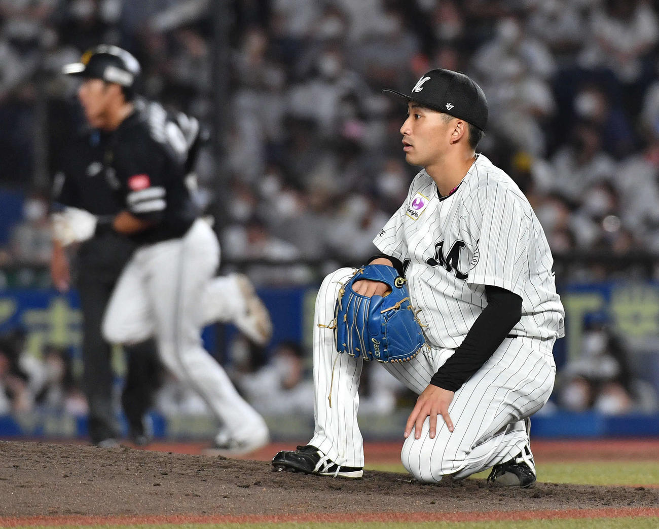 ロッテ対ソフトバンク　4回表ソフトバンク無死、柳田（左）に左越え本塁打を打たれ、マウンドに膝をつく小島（撮影・岩下翔太）