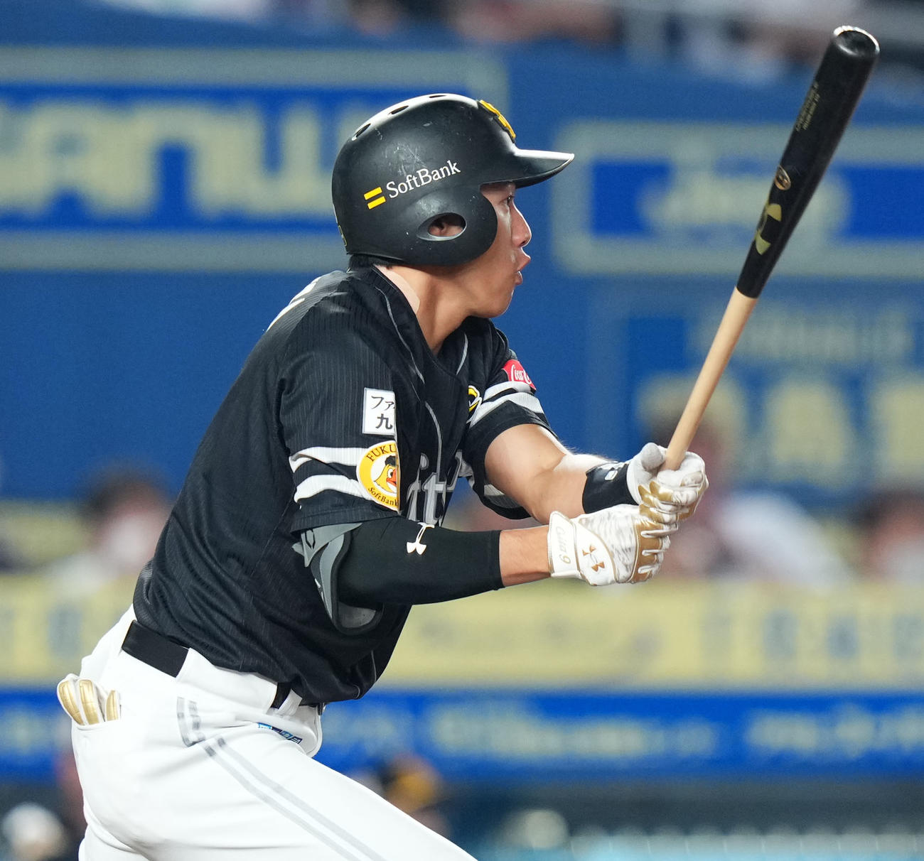 ロッテ対ソフトバンク　8回表ソフトバンク2死一塁、中適時二塁打を放つ柳田（撮影・横山健太）