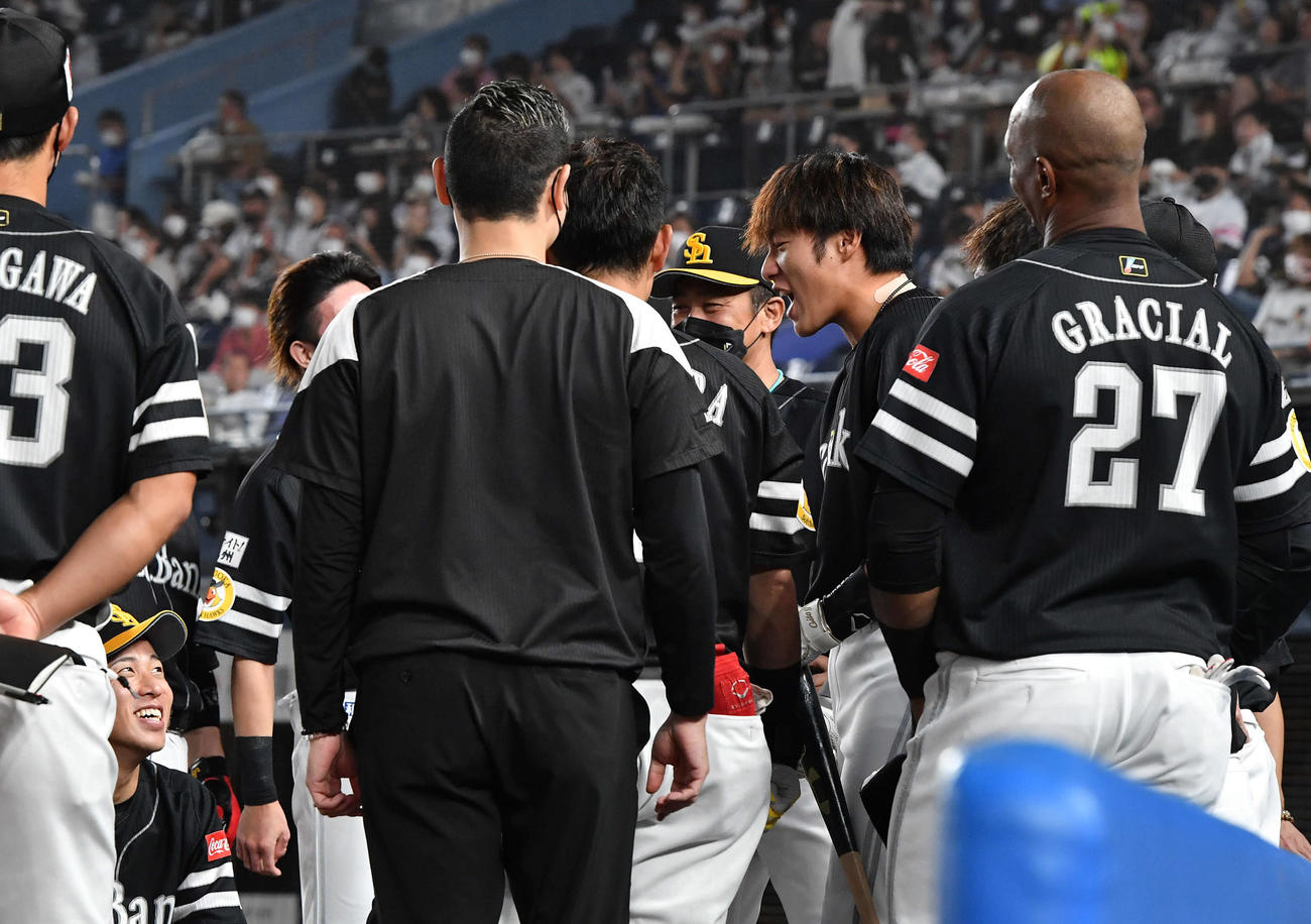 ロッテ対ソフトバンク　試合前の声出しでナインに気合を入れる柳田（撮影・岩下翔太）