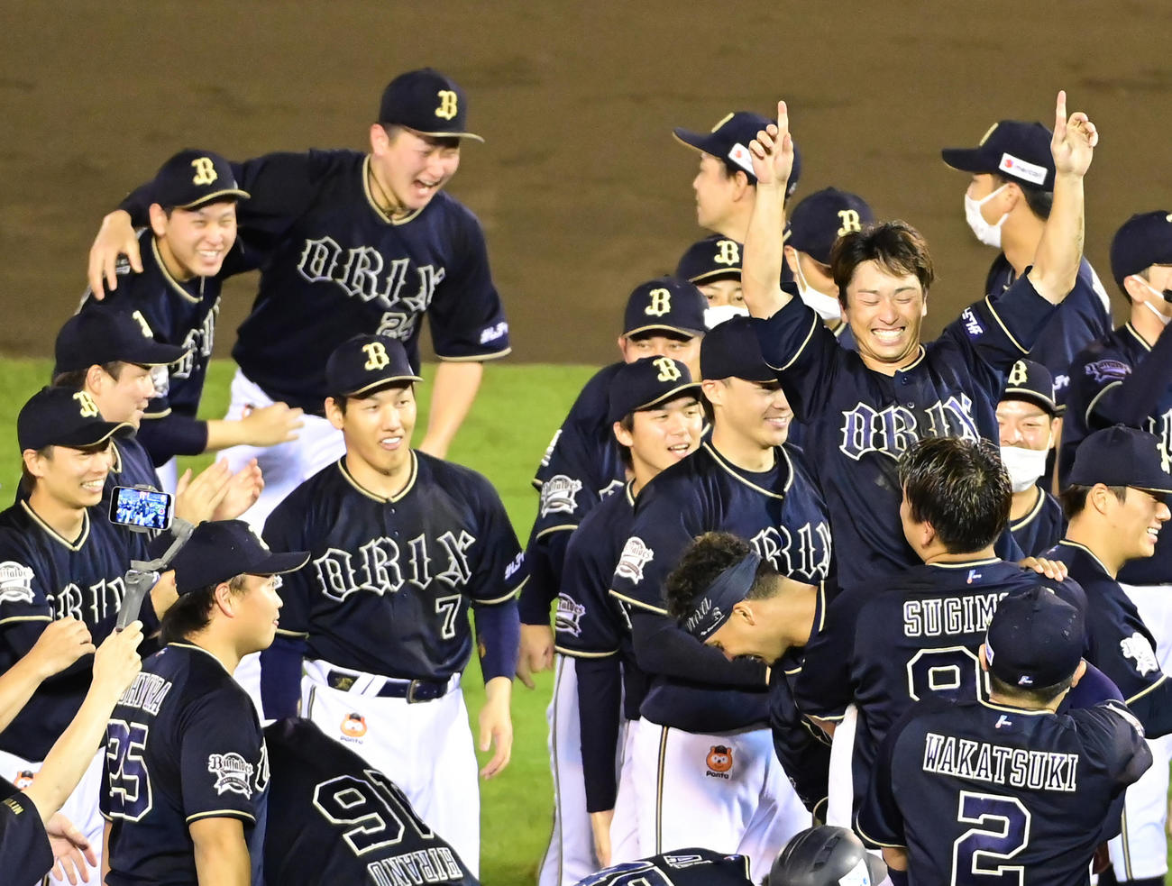 楽天対オリックス　2年連続のパ・リーグ優勝を決め喜びを爆発されるオリックスナイン。上左から宮城大弥、紅林弘太郎、手前左は吉田正尚、右は杉本裕太■（■は郎の旧字体）に抱き上げられる福田周平＝2022年10月2日