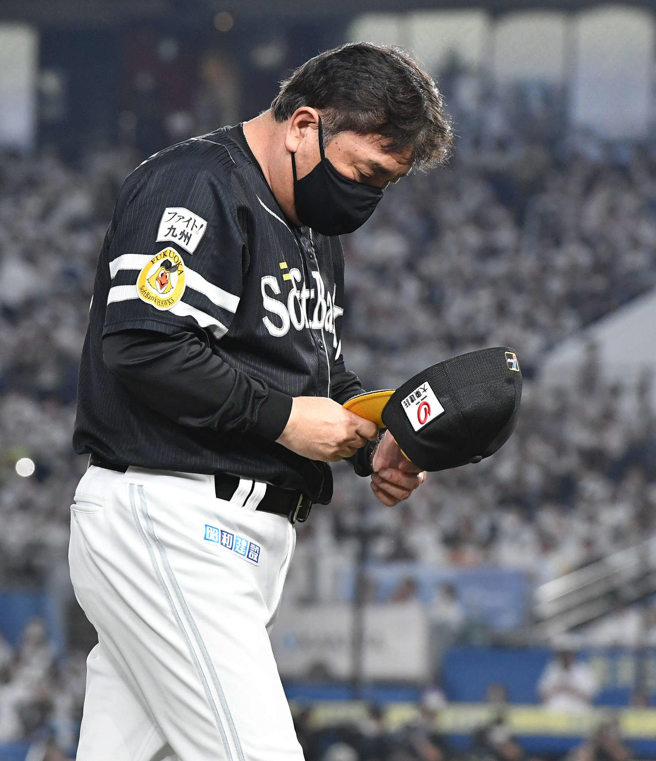 ロッテ対ソフトバンク　逆転負けでリーグ優勝を逃し、肩を落として引き揚げる藤本監督（撮影・岩下翔太）