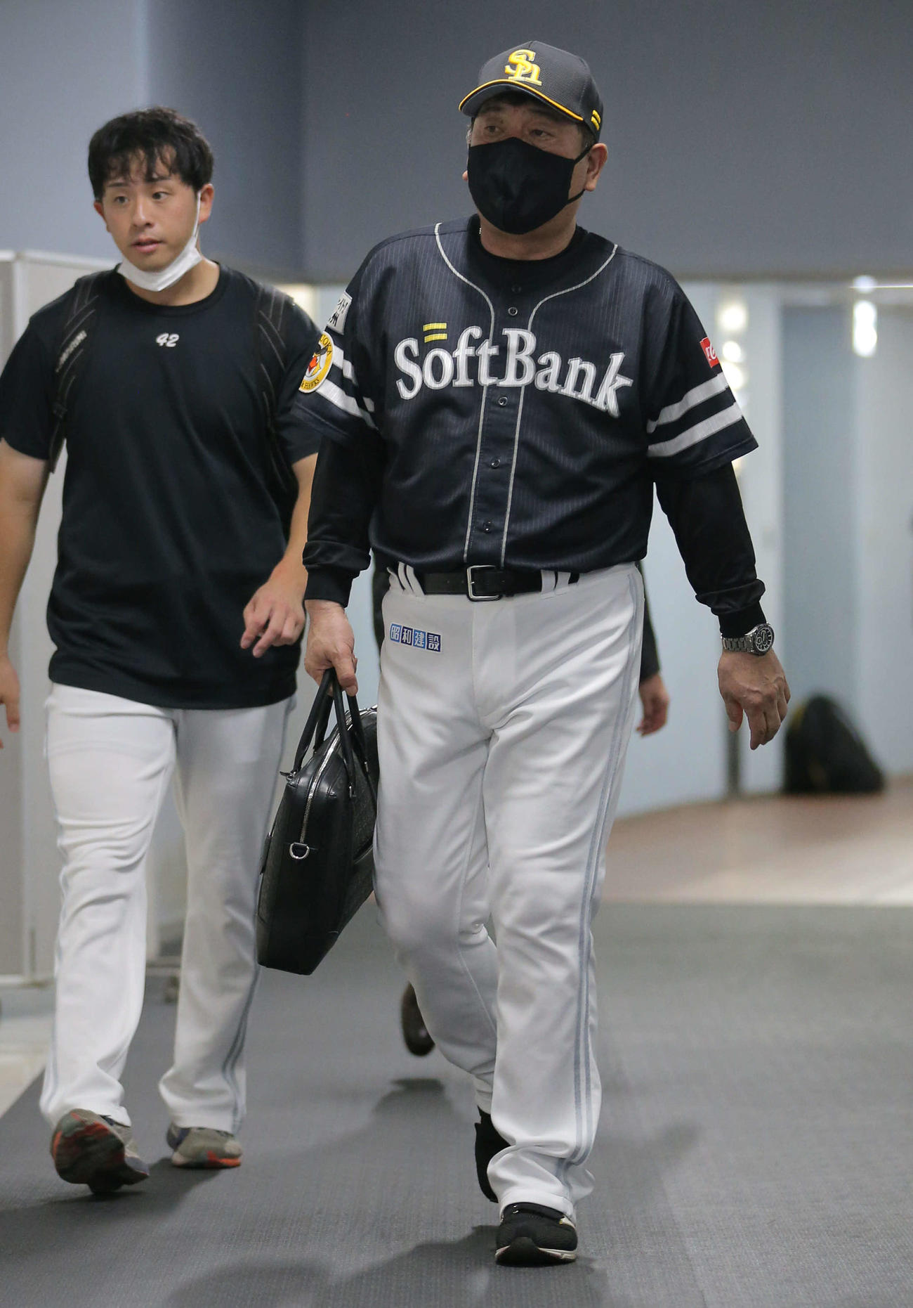 ロッテ対ソフトバンク　監督初年度でのリーグ制覇を逃して引き揚げるソフトバンク藤本監督（右）（撮影・松本俊）