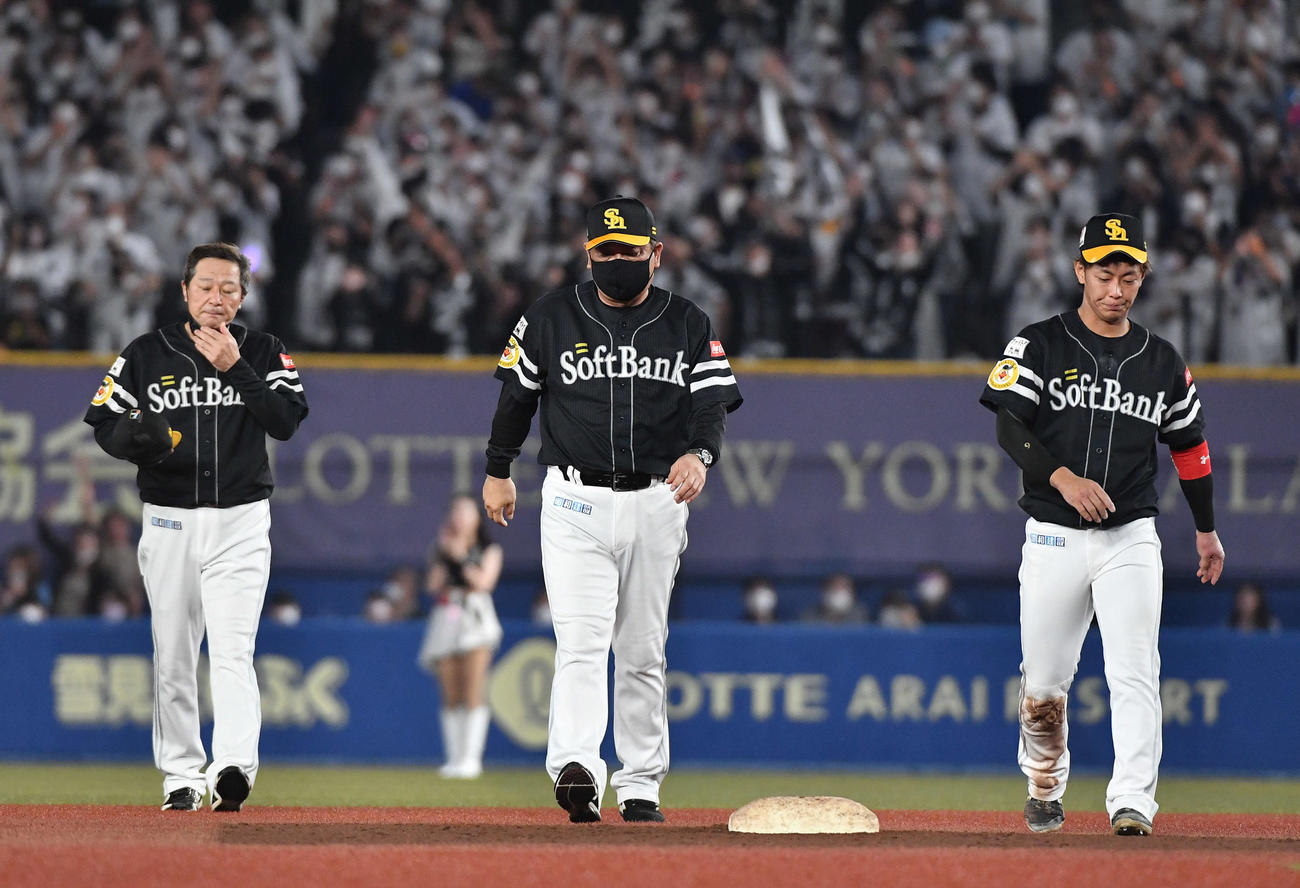 ロッテ対ソフトバンク　逆転負けでリーグ優勝を逃し、肩を落として引き揚げる、左から森ヘッドコーチ、藤本監督、今宮（撮影・岩下翔太）