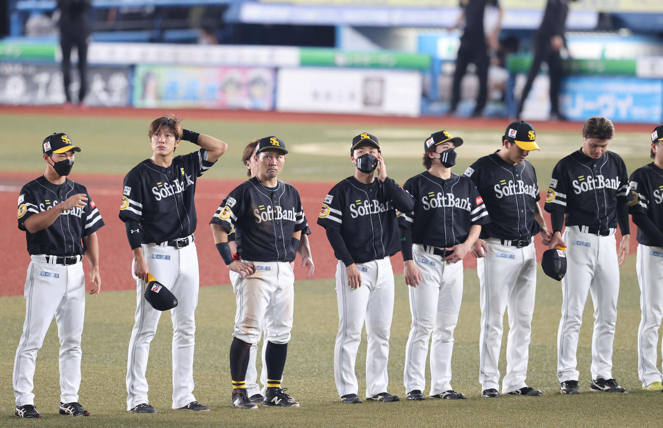 ロッテ対ソフトバンク　優勝を逃したソフトバンクナインはスタンドのファンにあいさつ（撮影・梅根麻紀）