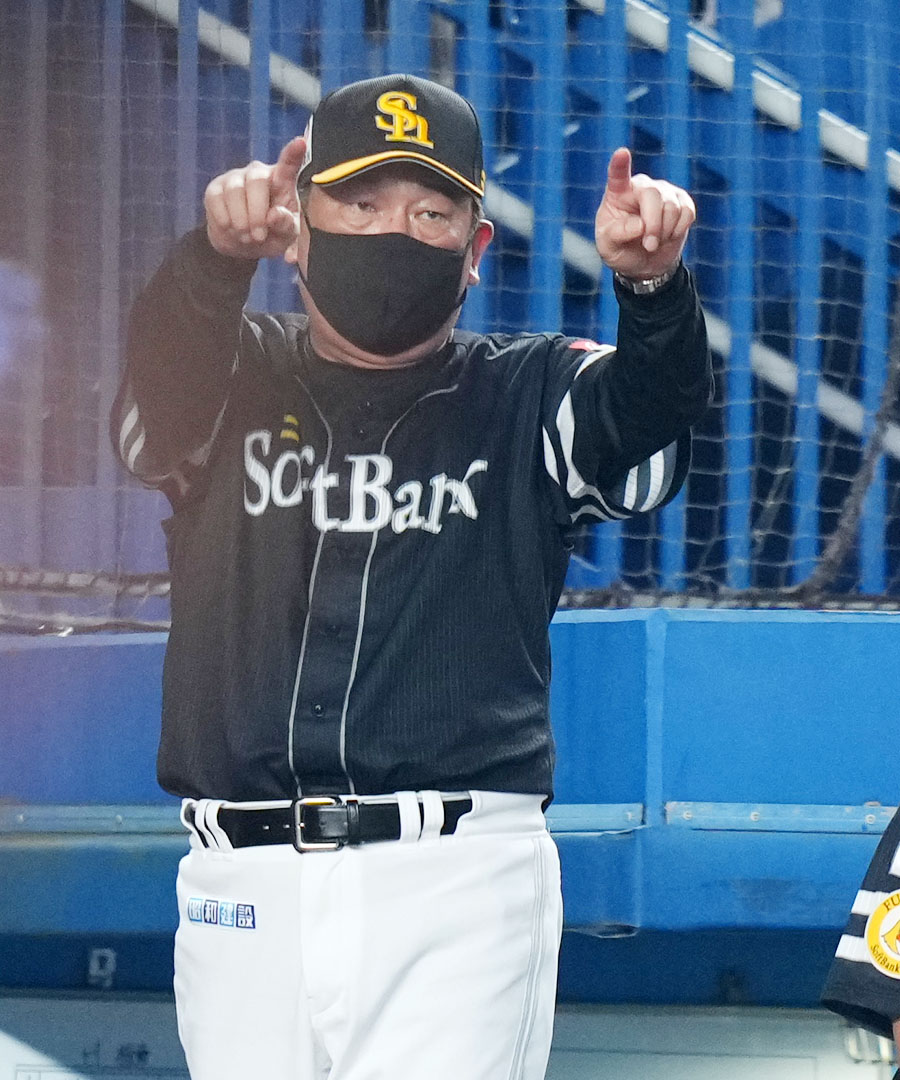 ロッテ対ソフトバンク　8回表ソフトバンク2死、リクエストを要求する藤本監督（撮影・横山健太）