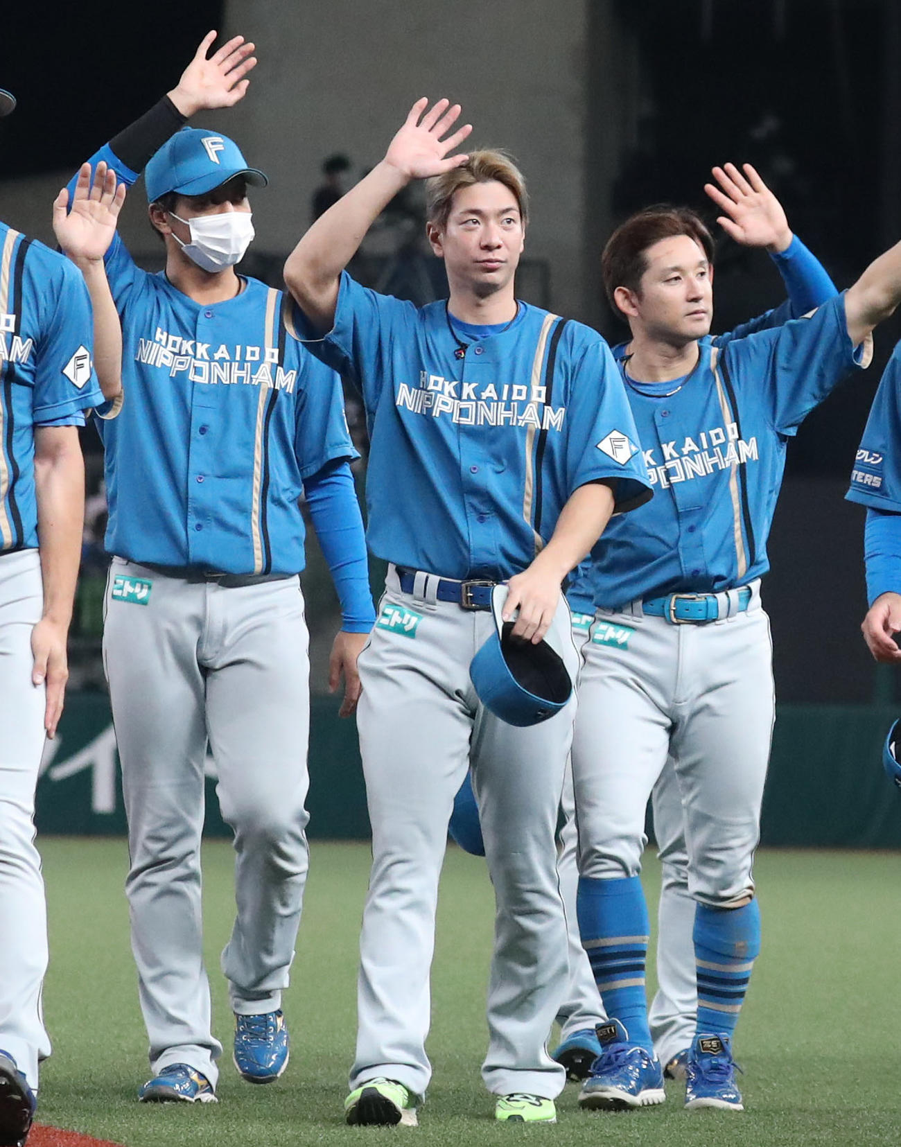西武対日本ハム　今季の最終戦を終えスタンド応援席のファンに手を振りながら引き揚げる松本剛（左から3人目）らナイン（撮影・佐藤翔太）