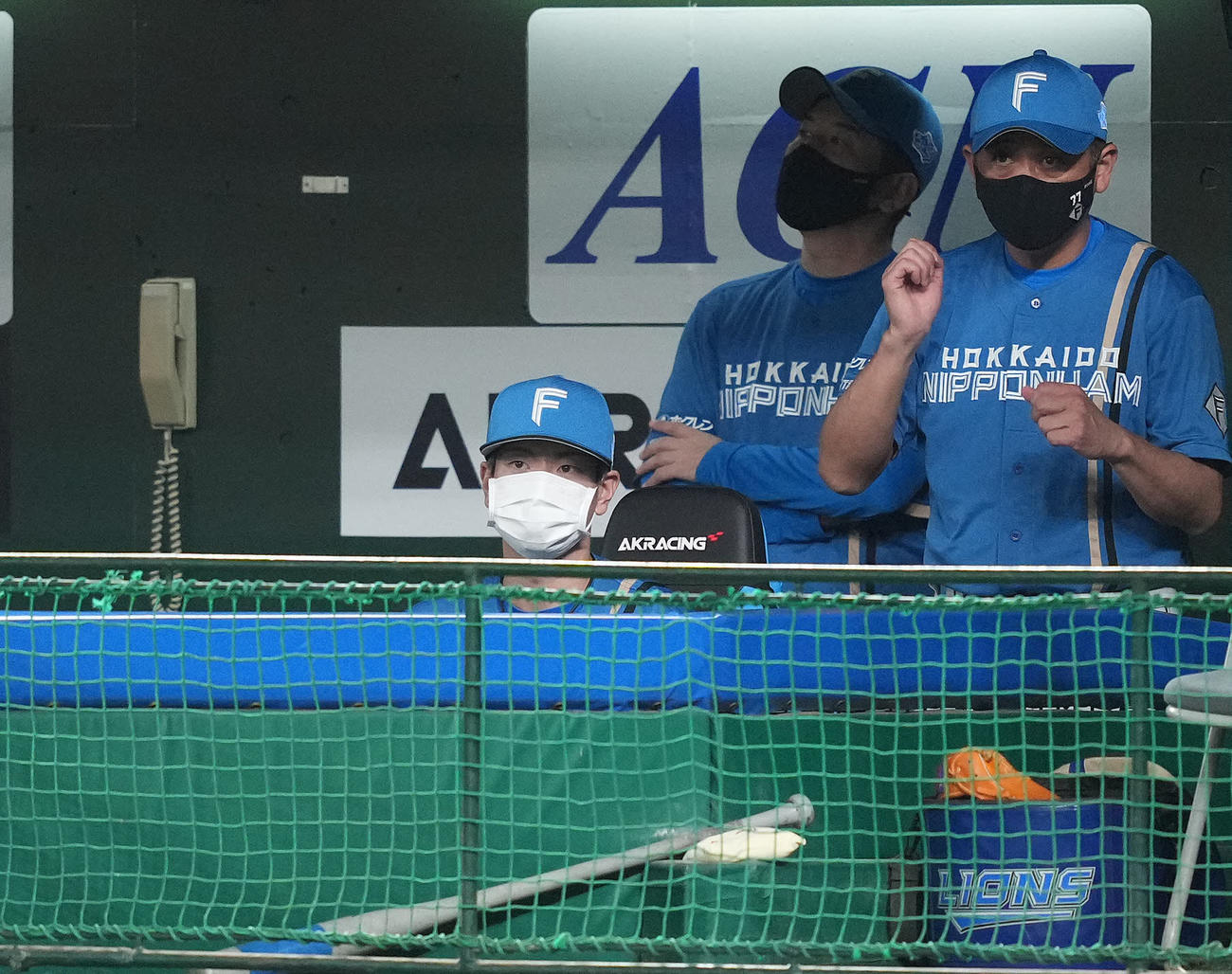 西武対日本ハム　6回表から監督が普段座る椅子に座る日本ハム松本剛（左）（撮影・鈴木みどり）