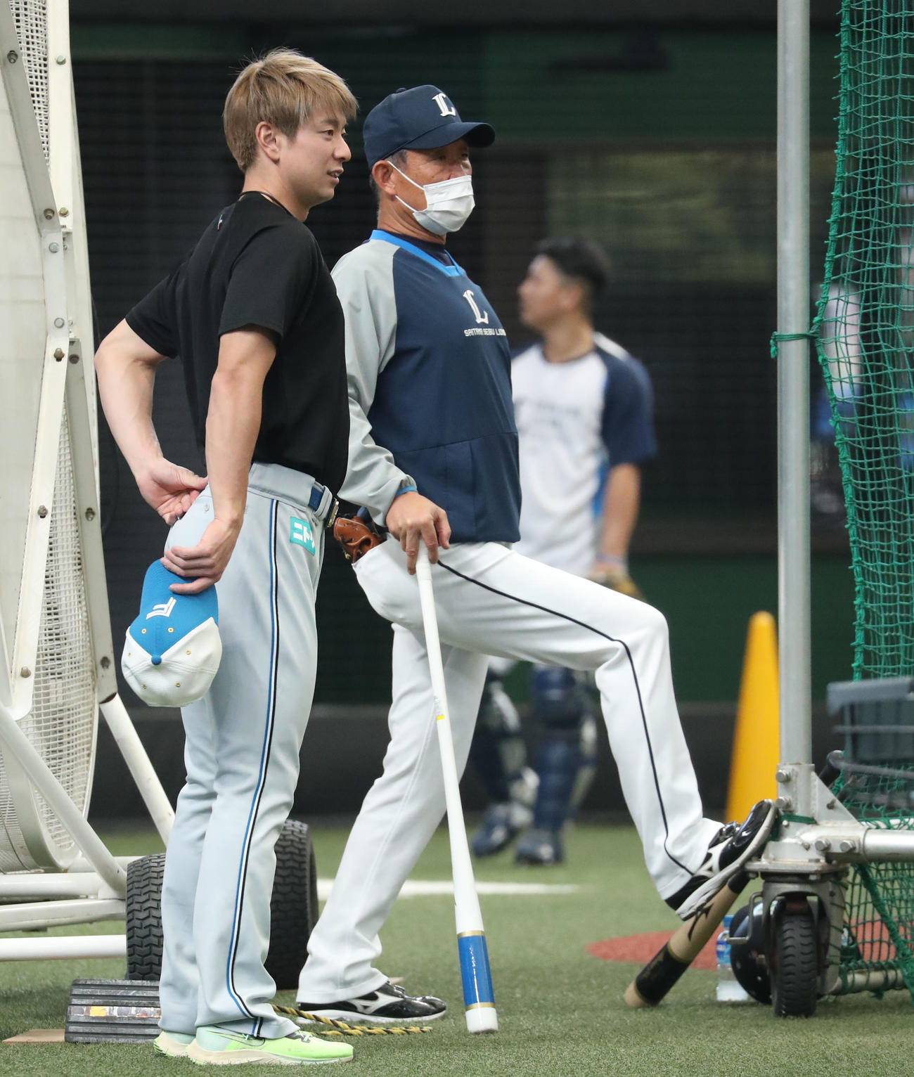 西武対日本ハム　試合前、会話する松本剛（左）と辻監督（撮影・佐藤翔太）