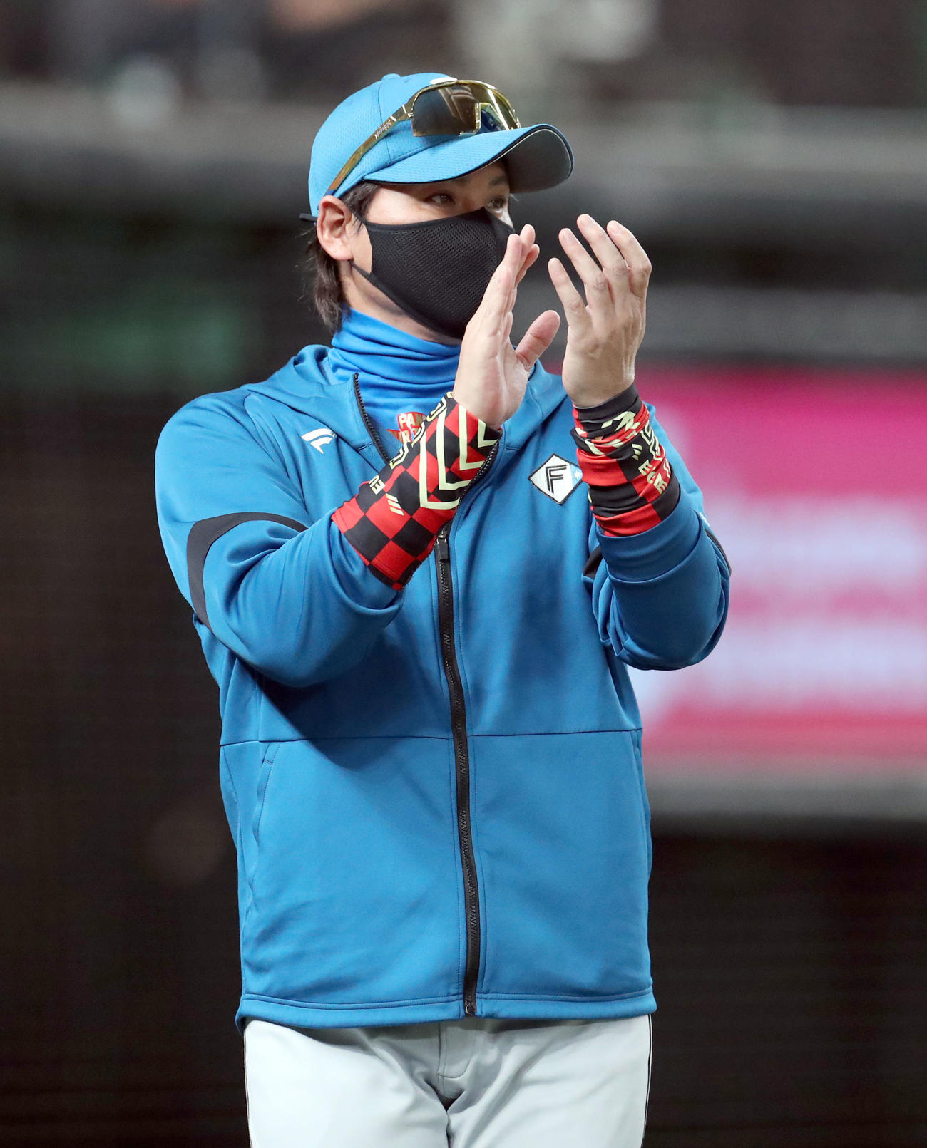 西武対日本ハム　5回表日本ハム2死満塁、勝ち越しとなる右前適時打を放った野村に拍手を送る新庄監督（撮影・佐藤翔太）