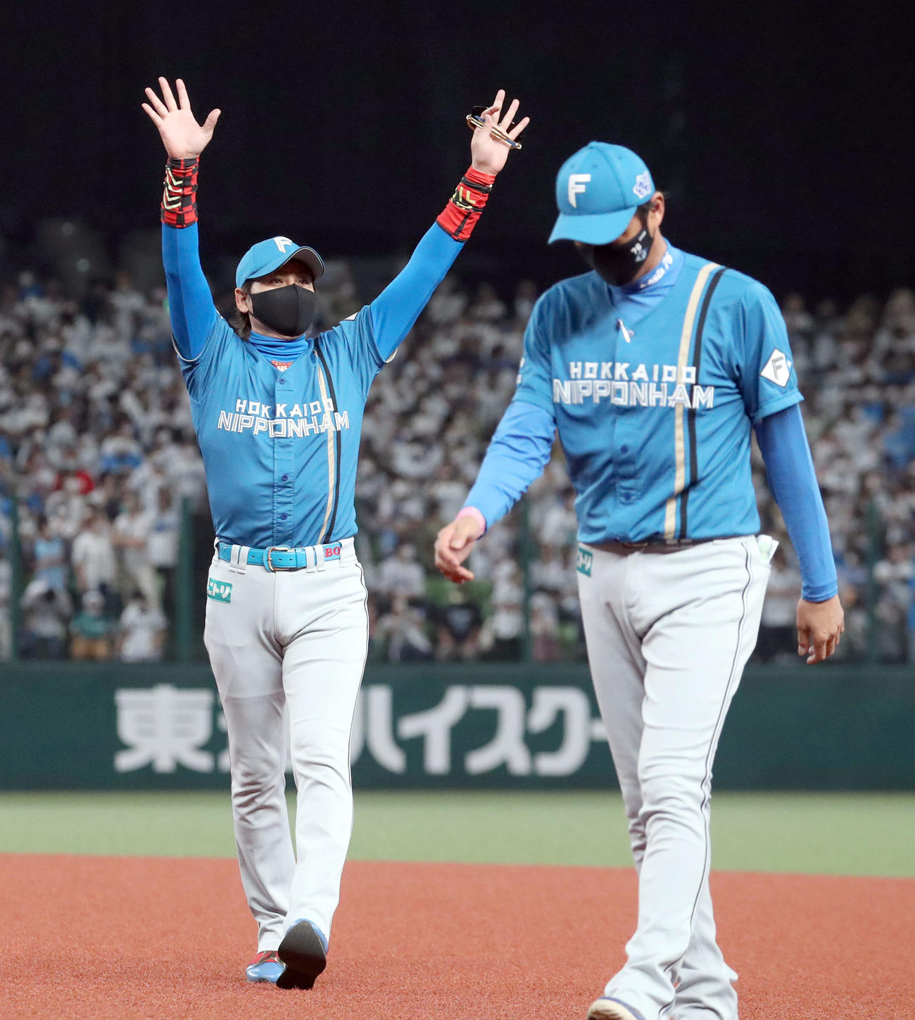 西武対日本ハム　スタンド応援席のファンに手を振りながら引き揚げる新庄監督（撮影・佐藤翔太）