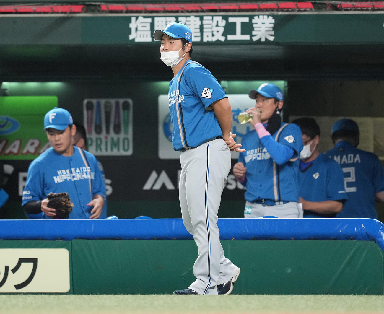 西武対日本ハム　3回裏を終え、ベンチ前で後ろに手を組む日本ハム近藤（中央）（撮影・鈴木みどり）