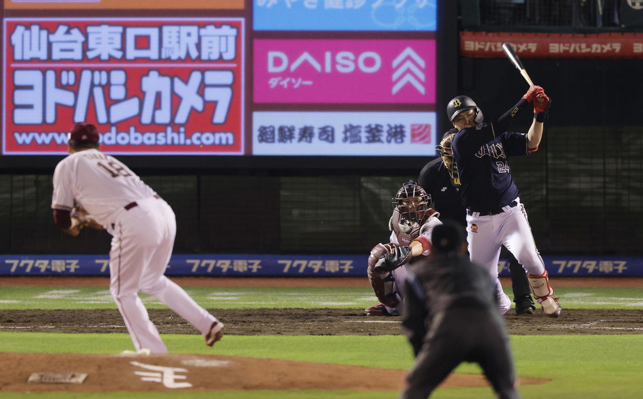 楽天対オリックス　5回表オリックス無死一塁、左前打を放つ紅林。投手田中将（撮影・前田充）