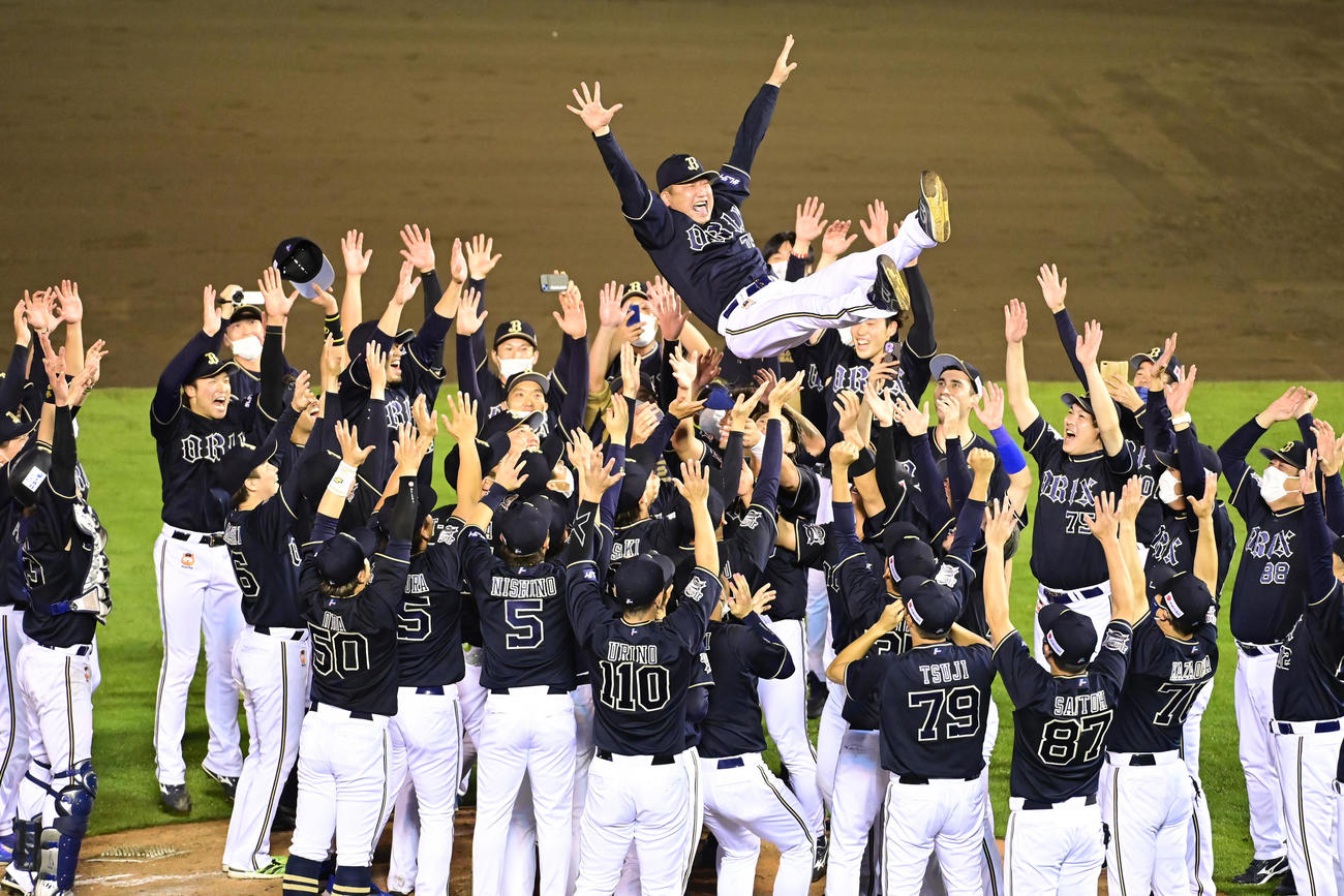 楽天対オリックス　2年連続のパ・リーグ優勝を決めナインに胴上げされるオリックス中嶋監督（撮影・小沢裕）