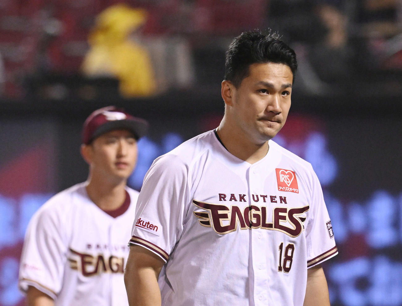楽天対オリックス　今シーズン最後の試合が終わり場内一周する楽天田中将（手前）（撮影・滝沢徹郎）