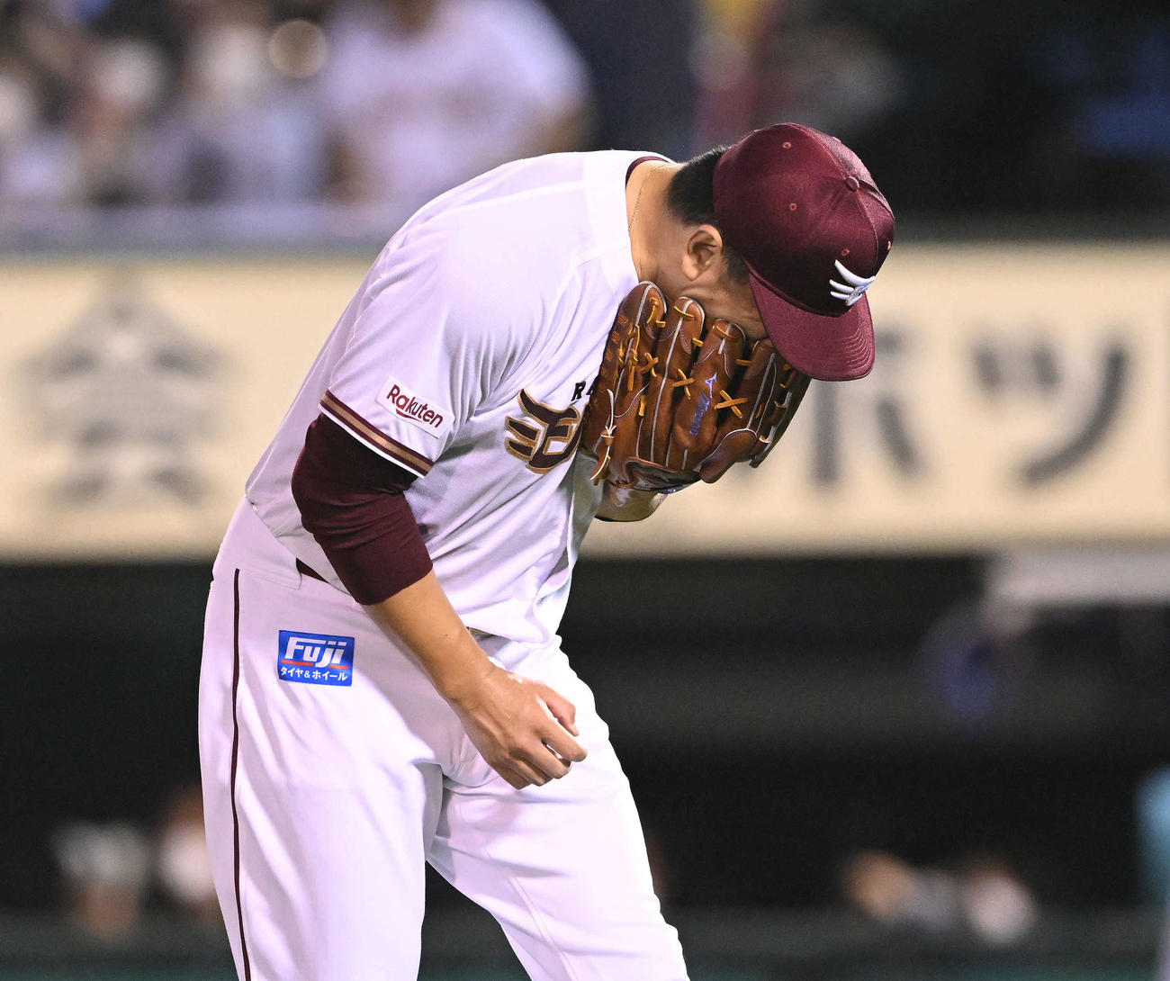 楽天対オリックス　5回表投げ終え、3失点した楽天田中将はグラブの中でさけぶ（撮影・滝沢徹郎）