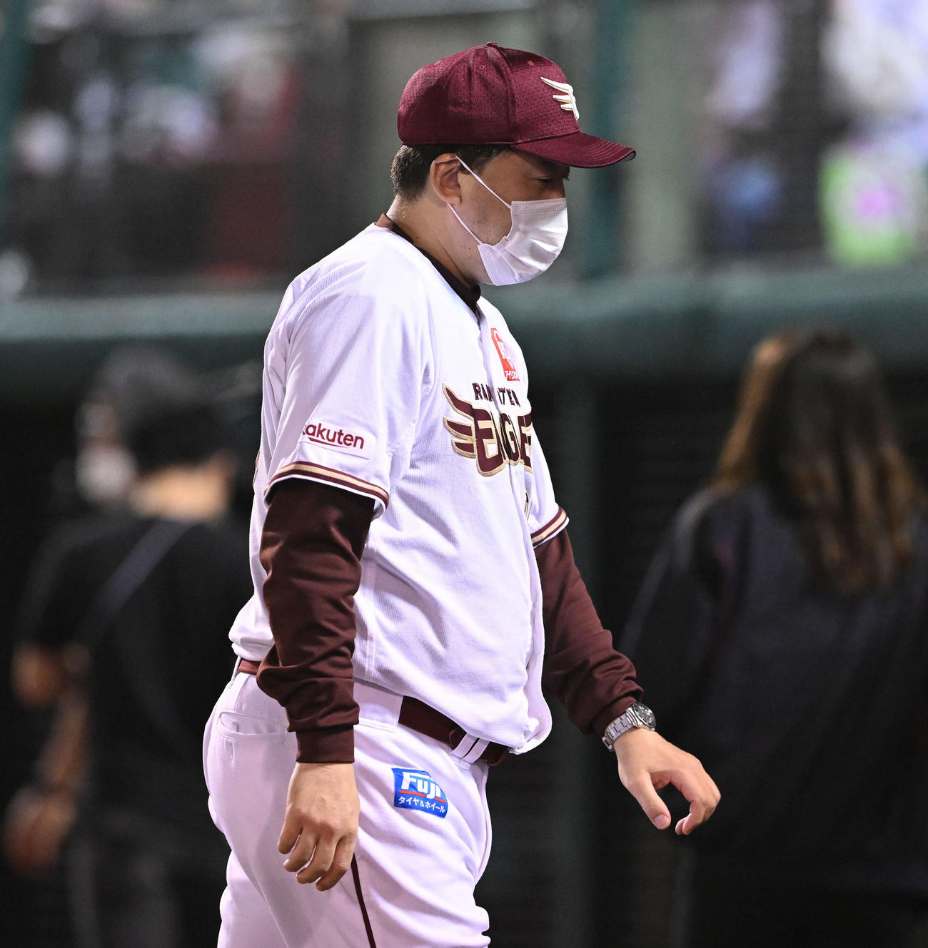 楽天対オリックス　交代を告げベンチへ引き揚げる楽天石井GM兼監督（撮影・滝沢徹郎）