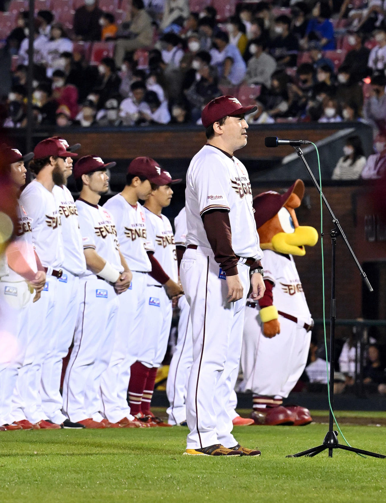 楽天対オリックス　今シーズン最後の試合が終わり、セレモニーであいさつする楽天石井GM兼監督（手前）（撮影・滝沢徹郎）