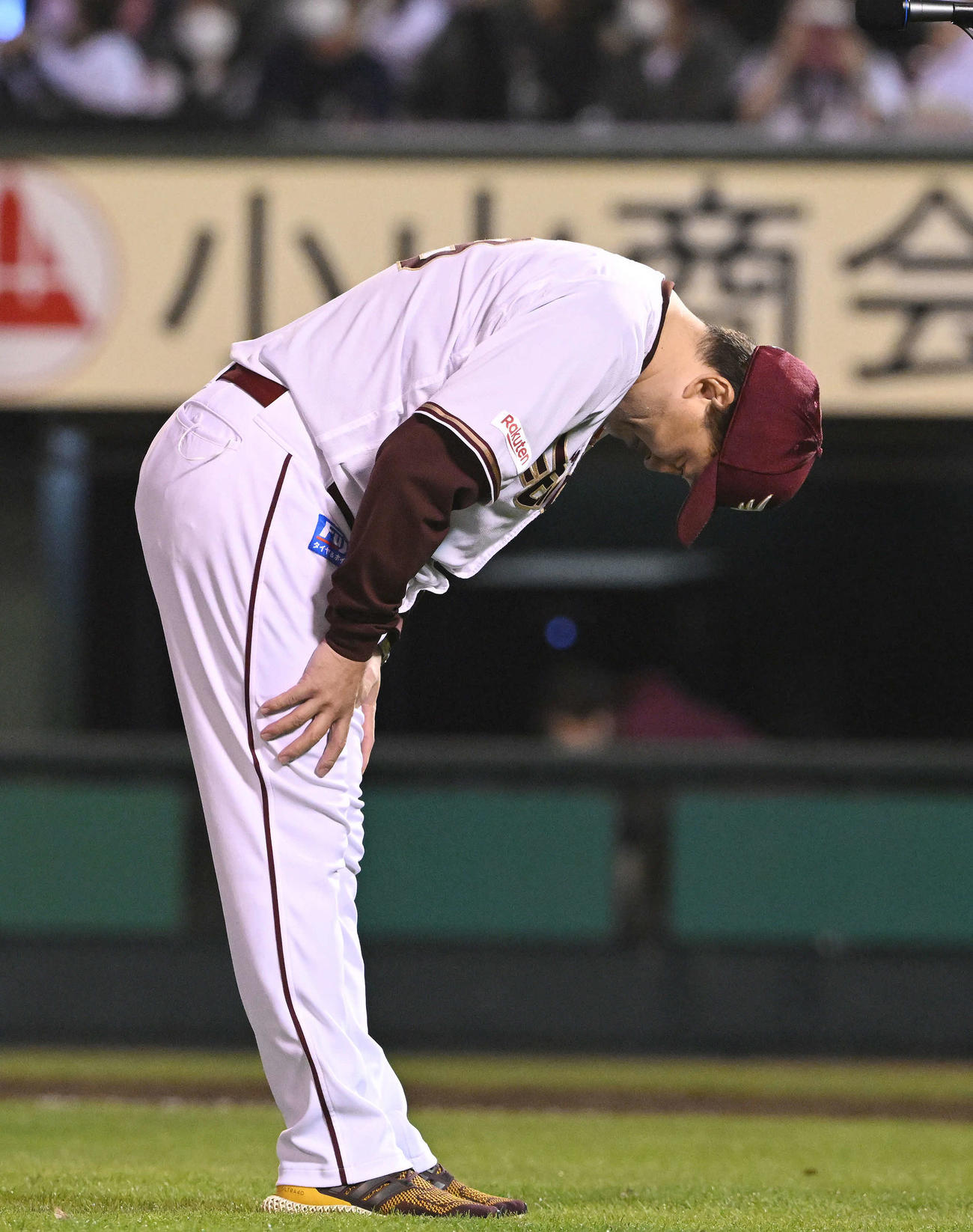 楽天対オリックス　今シーズン最後の試合が終わり、セレモニーで一礼する楽天石井GM兼監督（撮影・滝沢徹郎）