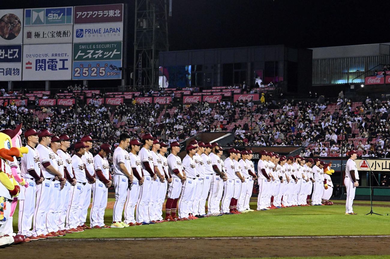 楽天対オリックス　今シーズン最後の試合が終わり、セレモニーであいさつする楽天石井GM兼監督（右）（撮影・滝沢徹郎）