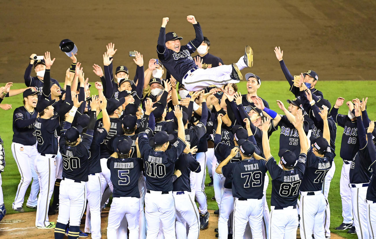 楽天対オリックス　2年連続のパ・リーグ優勝を決めナインに胴上げされるオリックス中嶋監督（撮影・小沢裕）