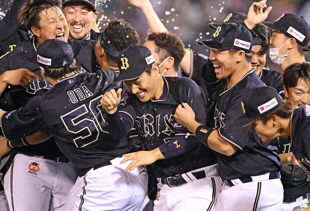 楽天対オリックス　優勝を決めウオーターシャワーで祝福しあうオリックス吉田正（中央）（撮影・滝沢徹郎）