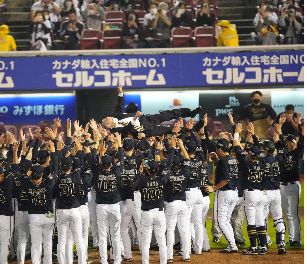 楽天対オリックス　選手に胴上げされるオリックス宮内オーナ（撮影・井上学）