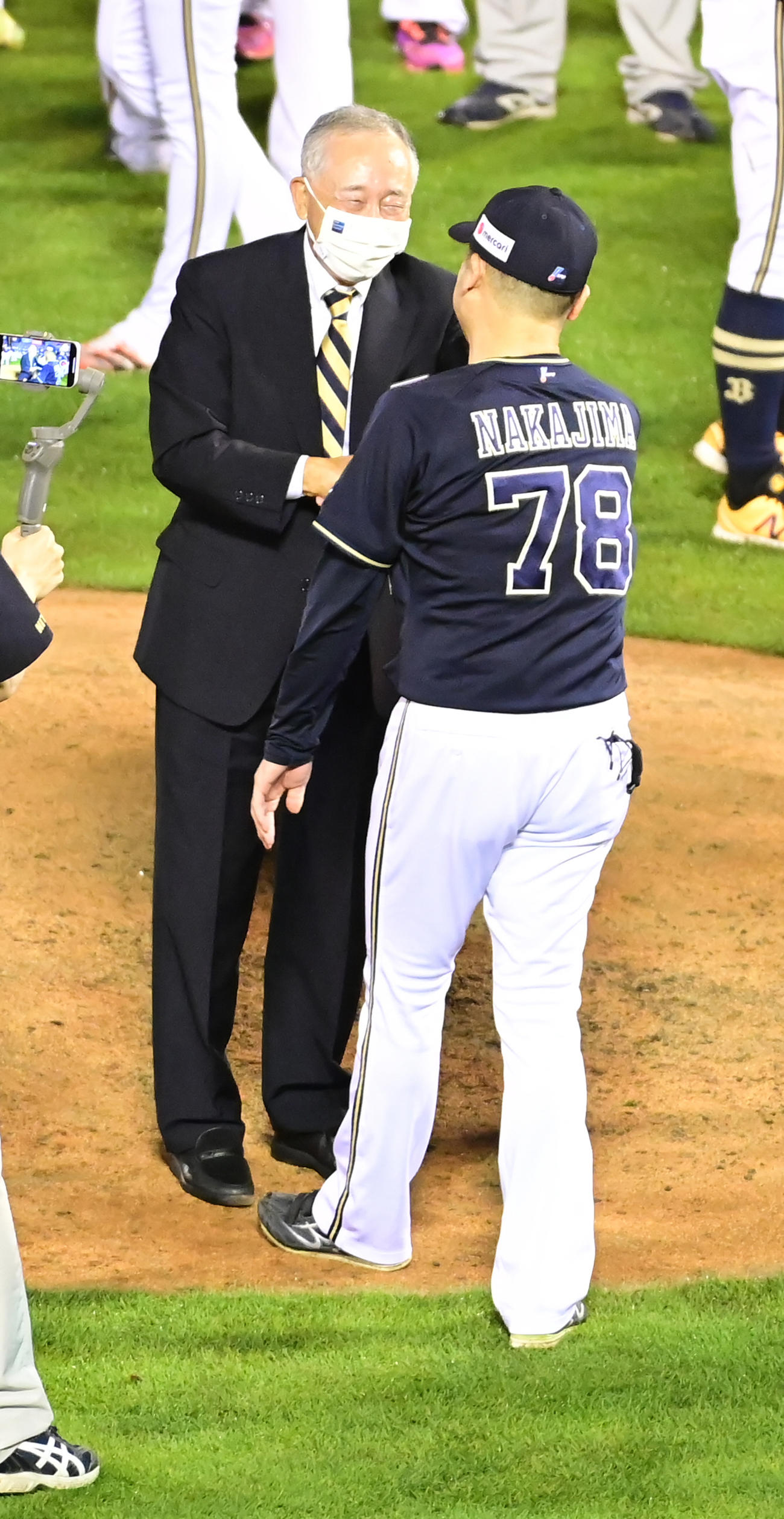 楽天対オリックス　2年連続のパ・リーグ優勝を決めたオリックス中嶋監督（右）は宮内オーナーと握手する（撮影・小沢裕）