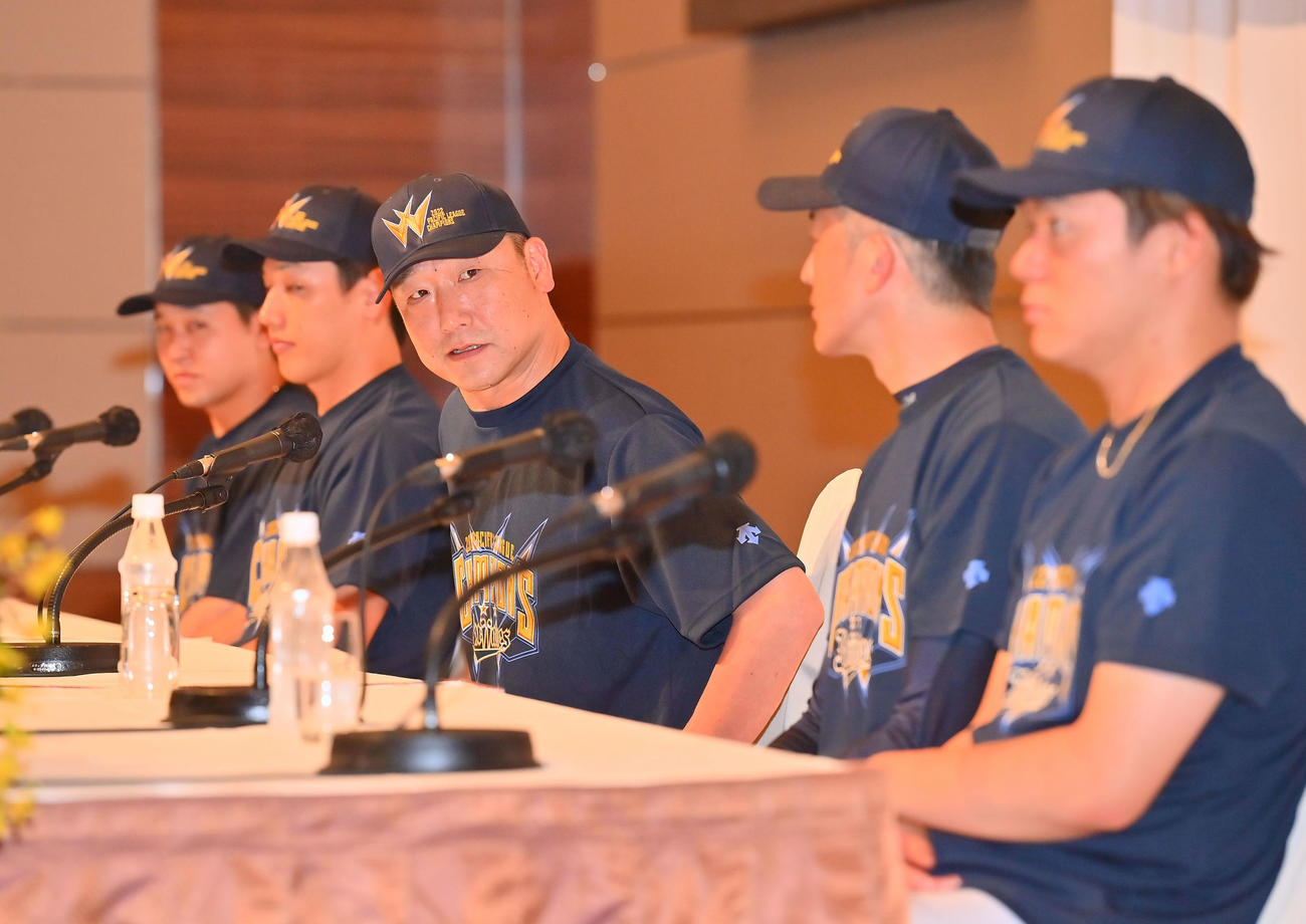 優勝会見に臨むオリックスの選手たち。左から宮城、吉田正、中嶋監督、能見、山本（撮影・和賀正仁）