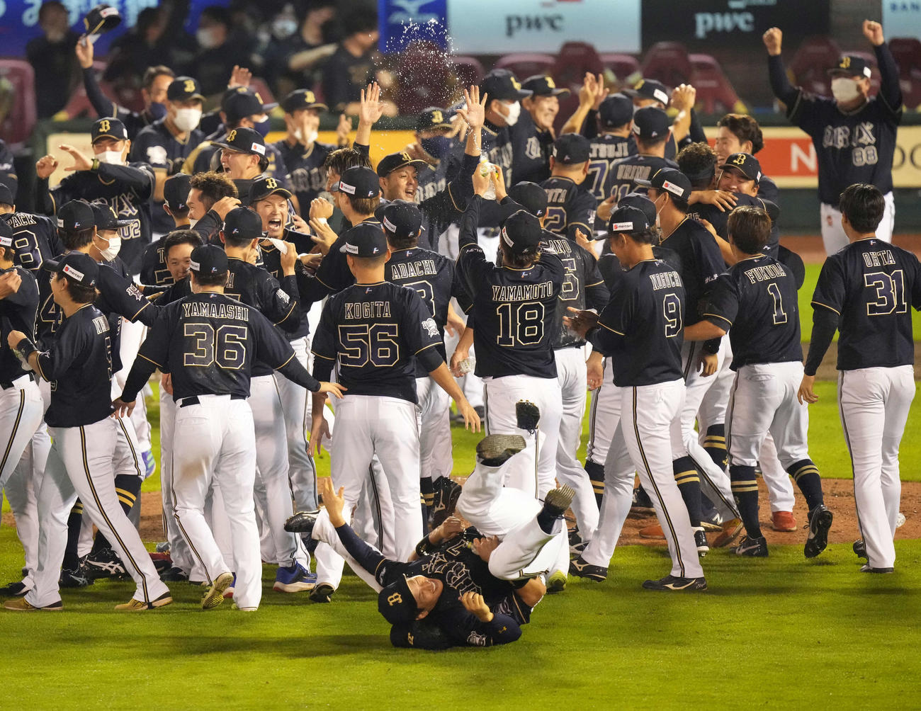 楽天対オリックス　パ・リーグを連覇し喜ぶオリックス・ナイン。手前はチームメートと転がる吉田正（撮影・井上学）