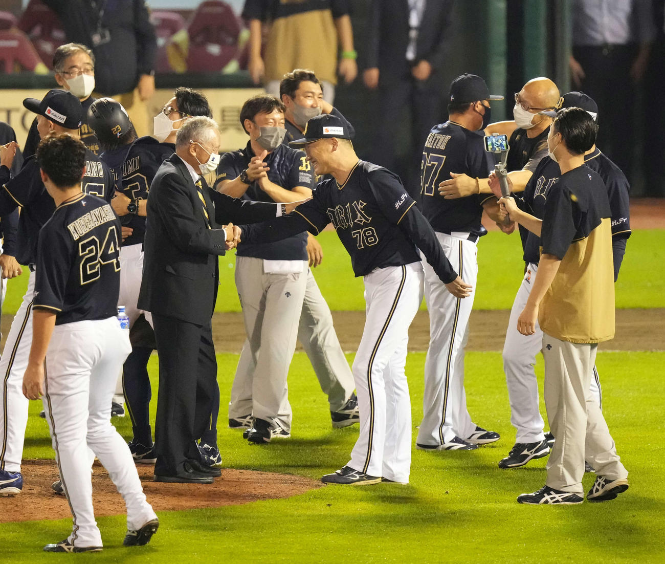 楽天対オリックス　がっちりと握手をかわすオリックス宮内オーナー（中央左）と中嶋監督（同右）（撮影・井上学）