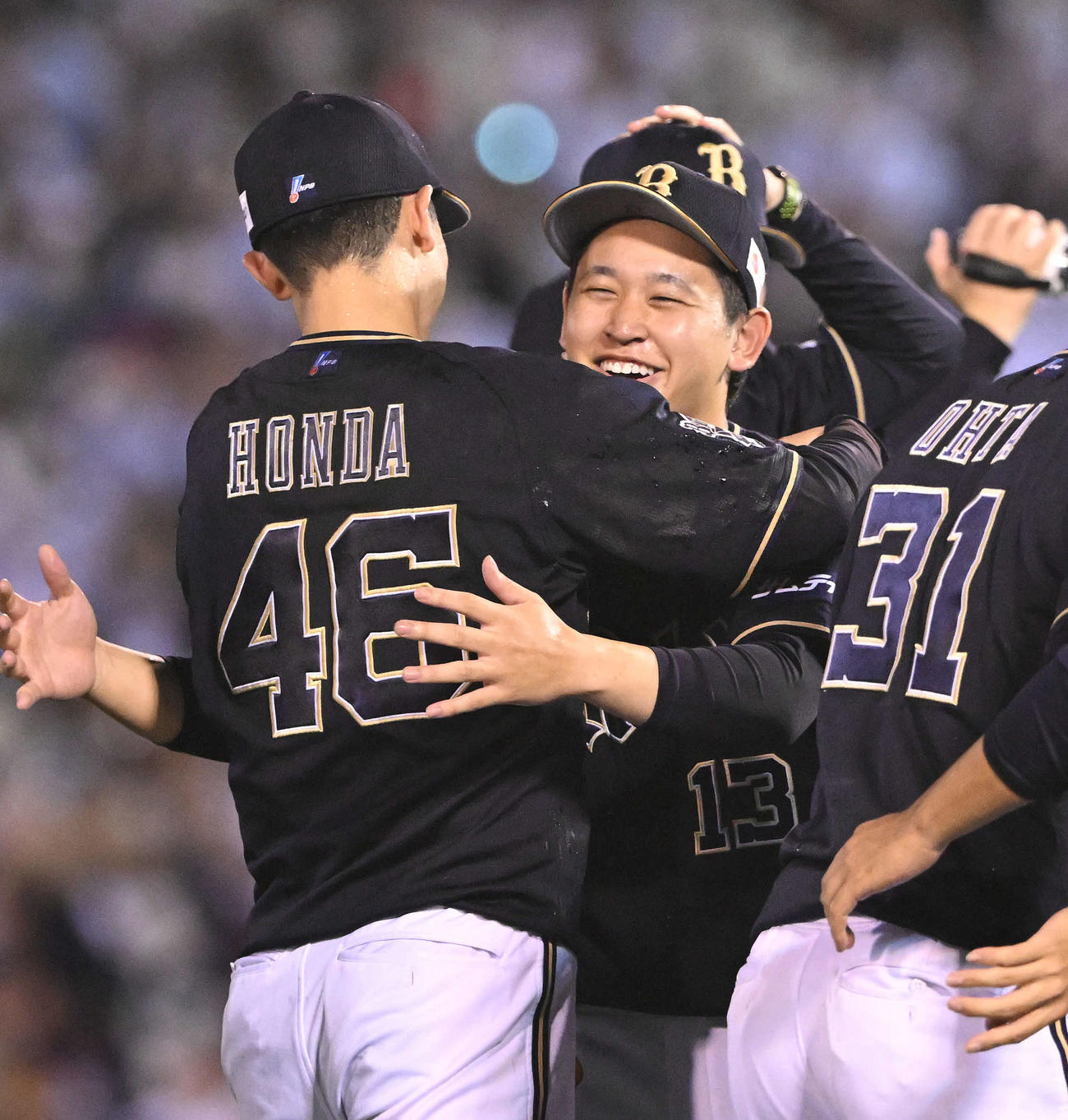 楽天対オリックス　優勝を決めオリックス宮城（右）は本田と抱き合って喜ぶ（撮影・滝沢徹郎）