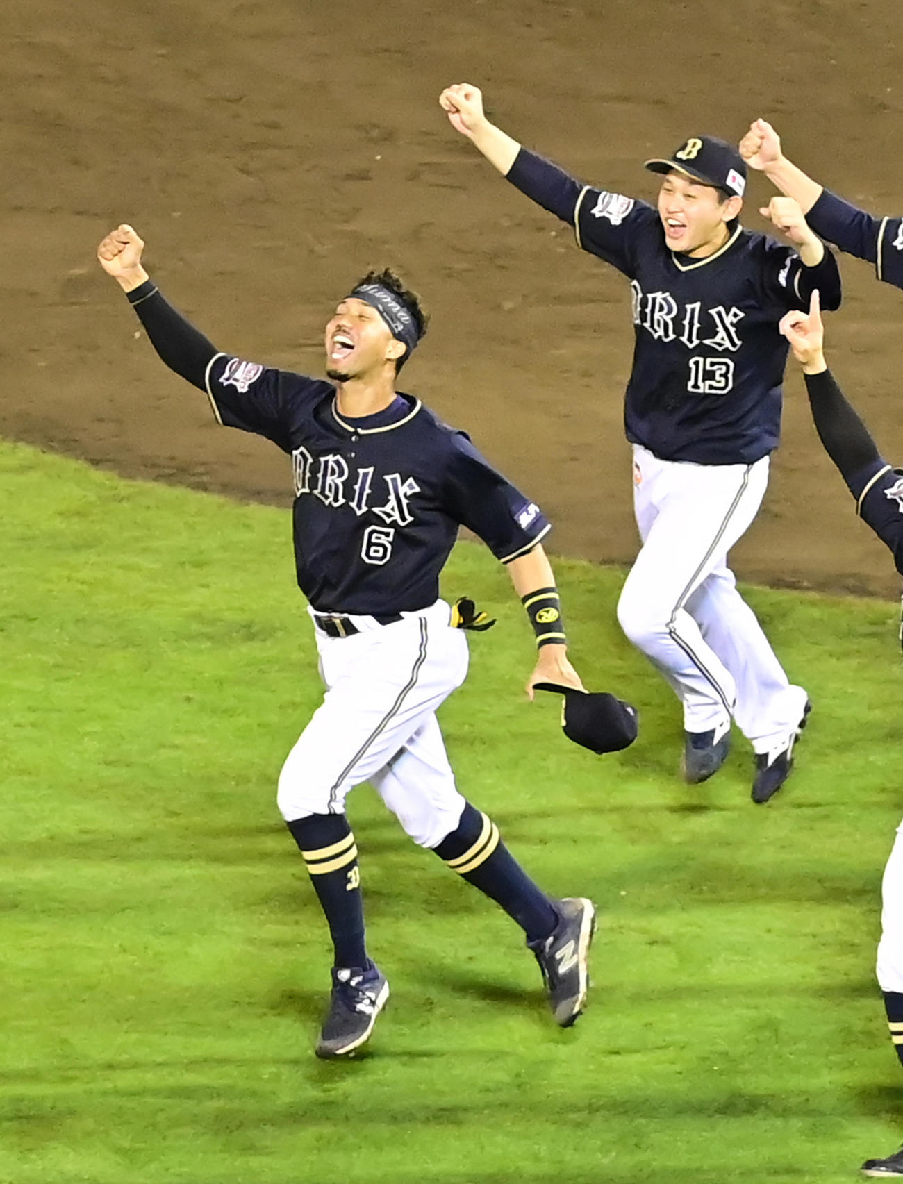 楽天対オリックス　2年連続のパ・リーグ優勝を決め歓喜に沸くオリックス宗（左）と宮城（撮影・小沢裕）