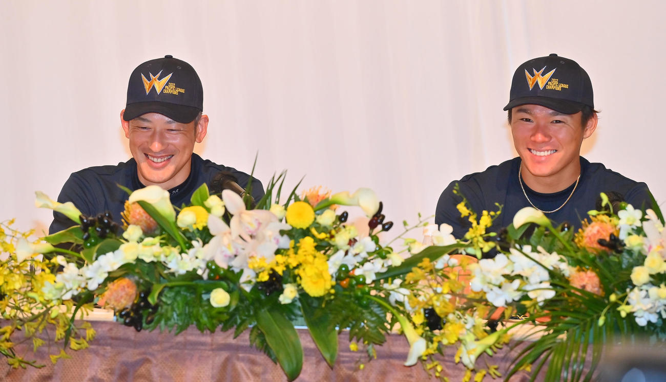 笑顔で優勝会見に臨む能見と山本（撮影・和賀正仁）