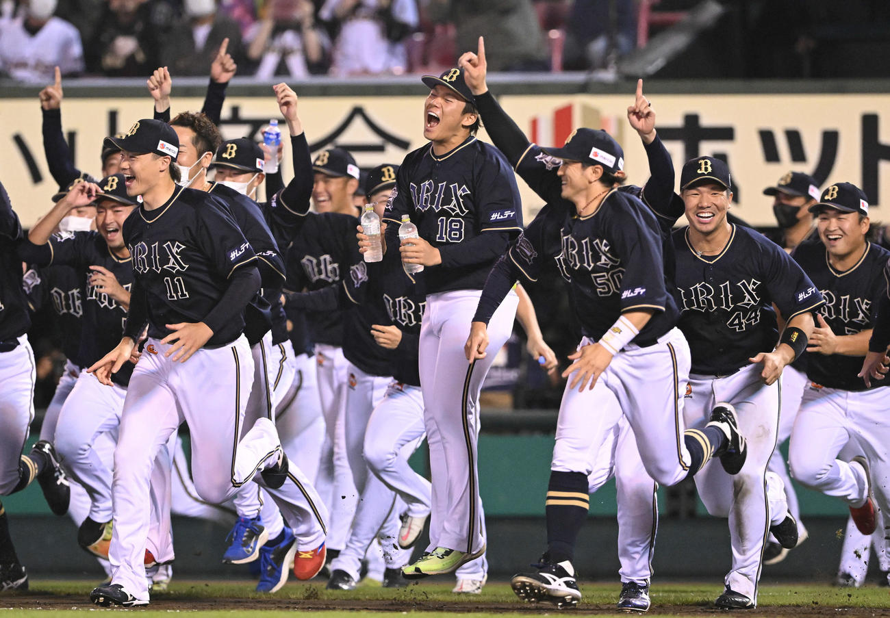 楽天対オリックス　優勝を決め歓喜の表情でマウンドへ駆け寄るオリックス山本（中央）ら（撮影・滝沢徹郎）