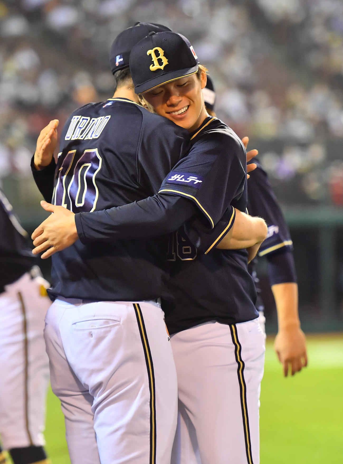 楽天対オリックス　関係者と抱き合う山本（撮影・和賀正仁）