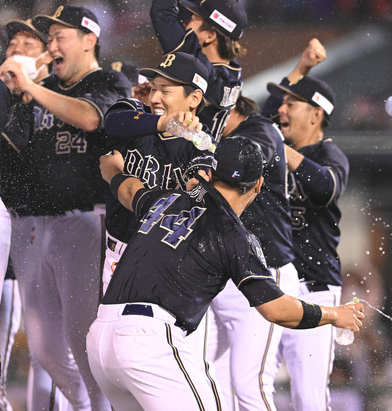 楽天対オリックス　優勝を決めウオーターシャワーで祝福するオリックス吉田正（手前から2人目）（撮影・滝沢徹郎）